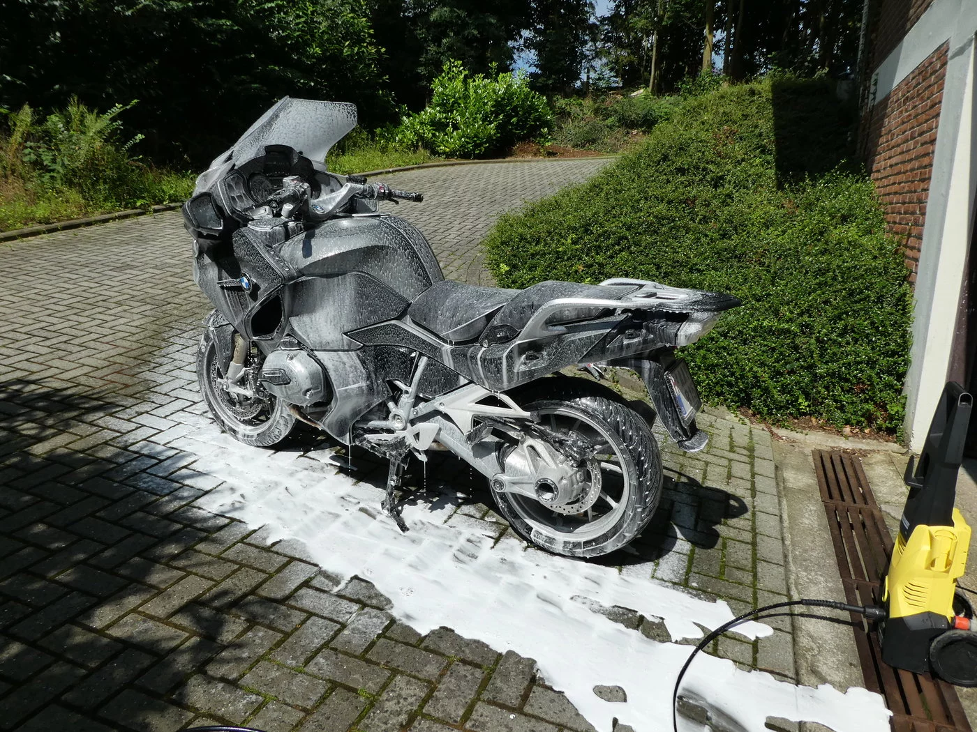 160813 BMW R1200RT LC 18 snow.webp