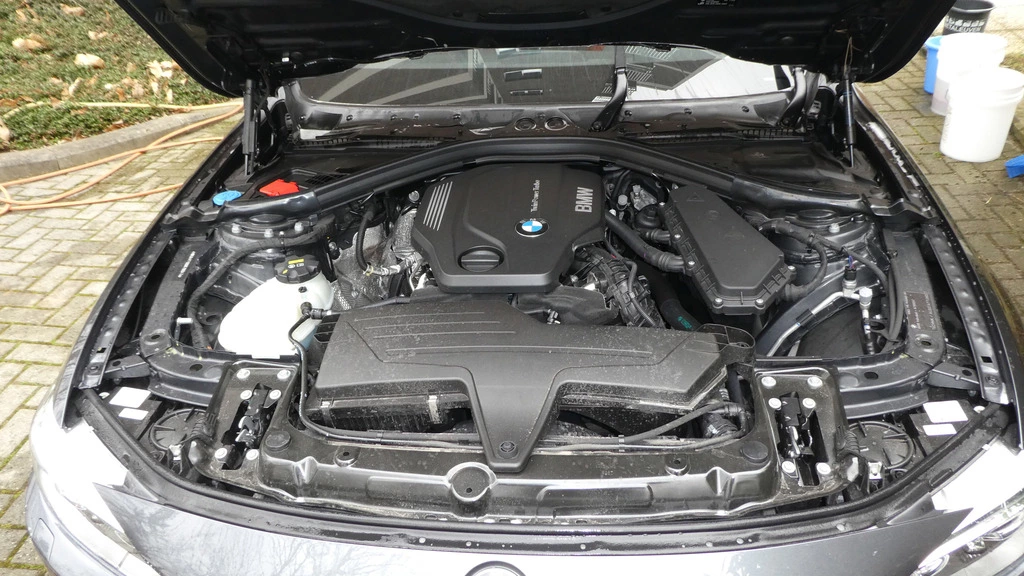 170219%20BMW%20420D%2020%20motorruimte%20vervuild_zpsdvkn7twt.webp