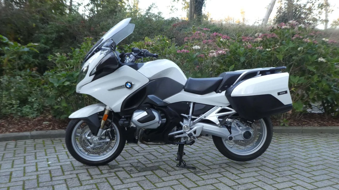 191110 BMW R1250RT 45 Zijnaanzicht met koffers.webp