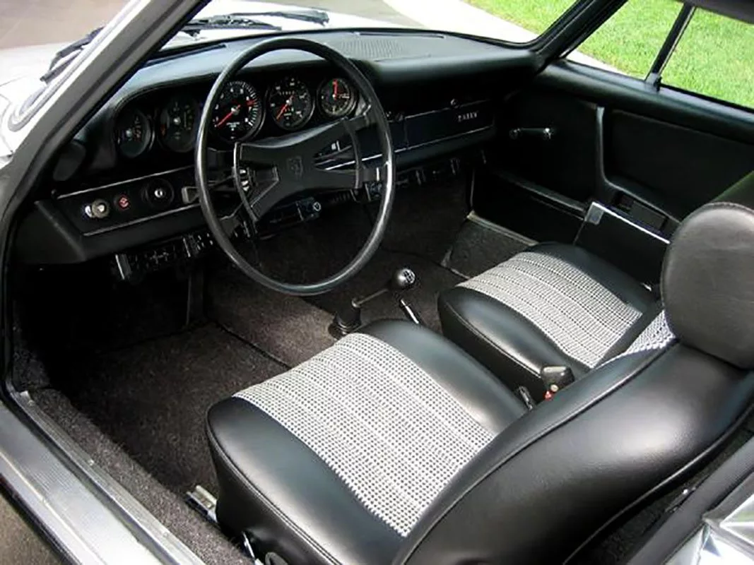 1978-VOLKSWAGEN-PORSCHE-911-NON-TURBO-LHD-DASH.webp