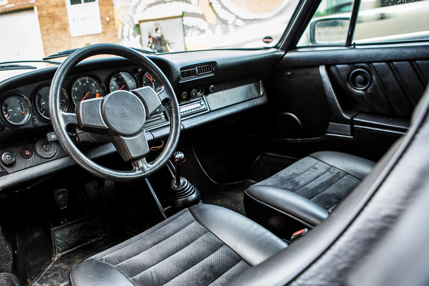 1982-Porsche-911SC-cabin-01.webp