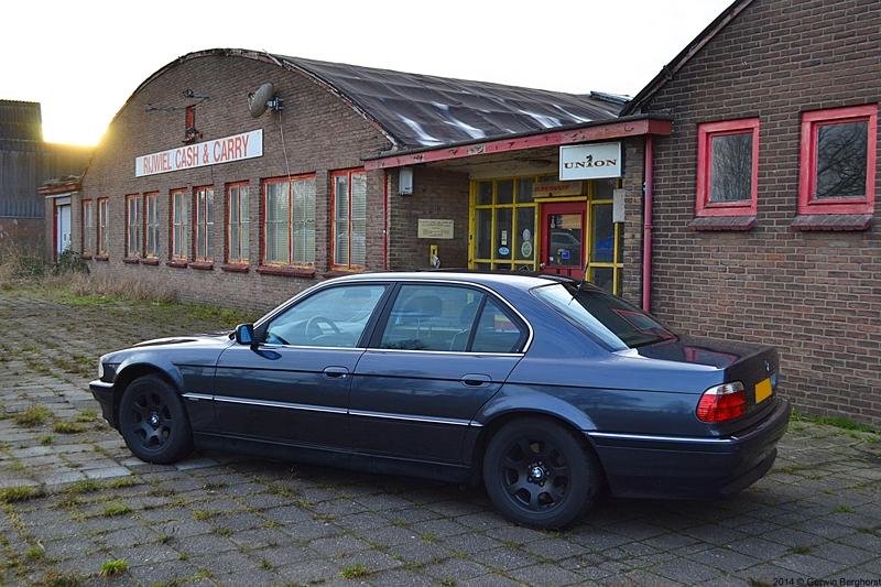 1995_BMW_740i_13.webp
