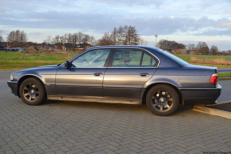 1995_BMW_740i_21.webp