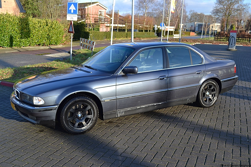 1995_BMW_740i_5.webp