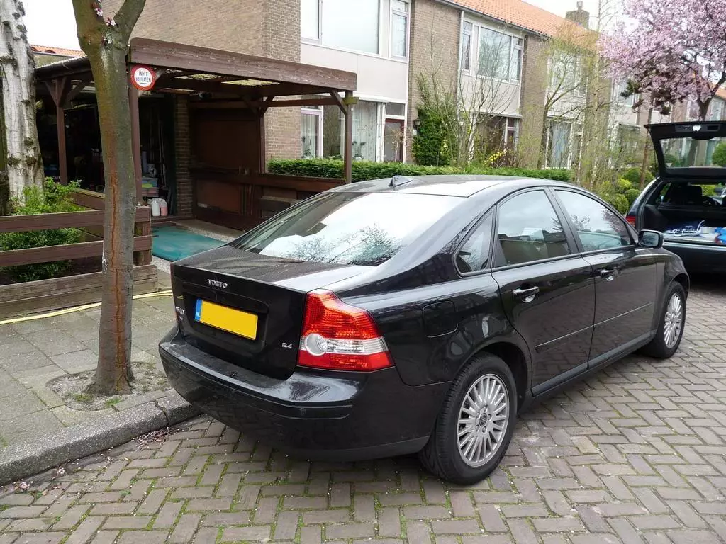 2010-04-16VolvoS40003.webp