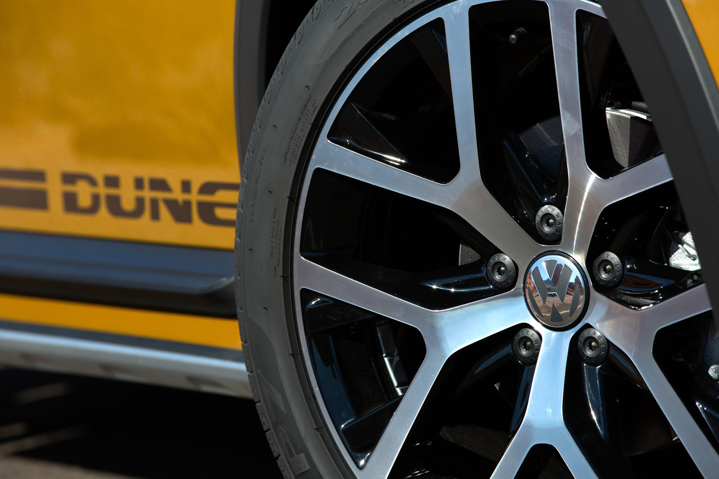 2016-Volkswagen-Beetle-Dune-wheels-02.jpg