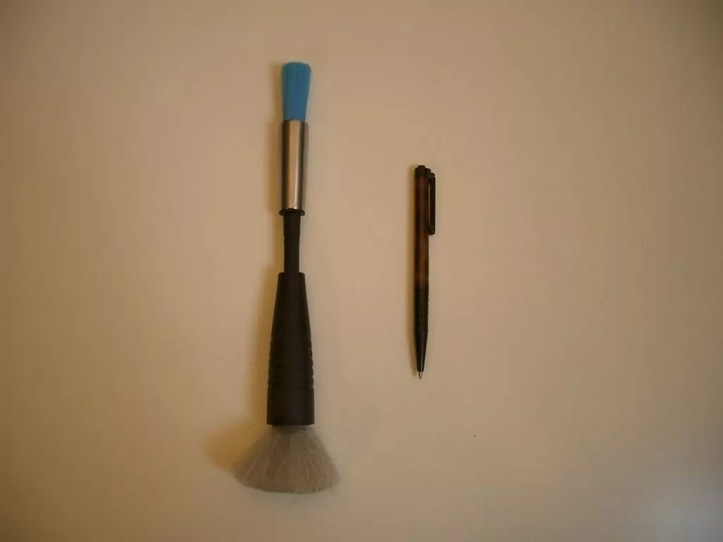 2in1ElectrostaticDetailBrush1.webp
