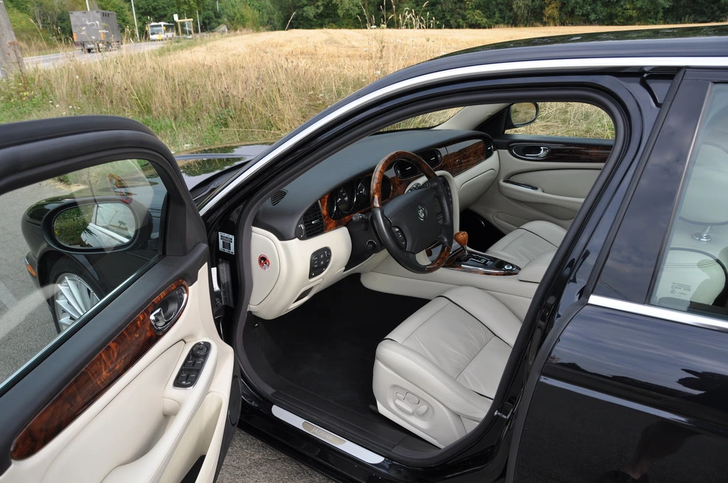 40%20150812Jaguar06%20Interieur_zpsxt8aqdq3.webp