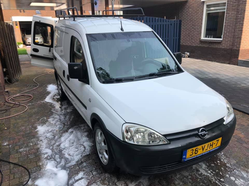 Auto afgespoten en gewassen met Pure shampoo.jpg