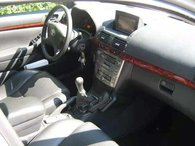 Avensis%20interior%201.webp