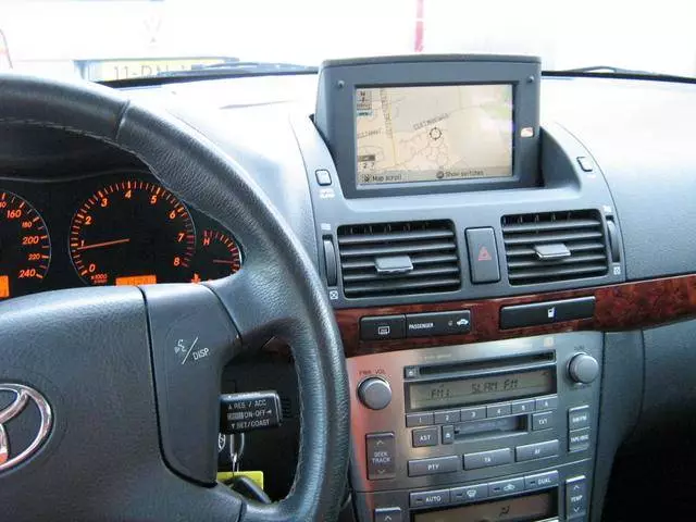 Avensis%20interior%202.webp