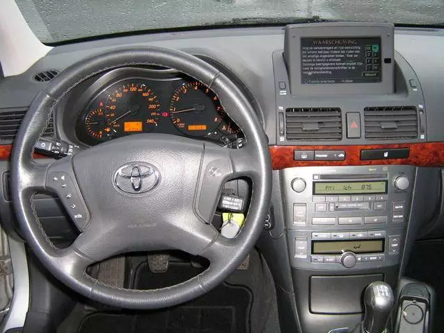 Avensis%20interior%203.webp