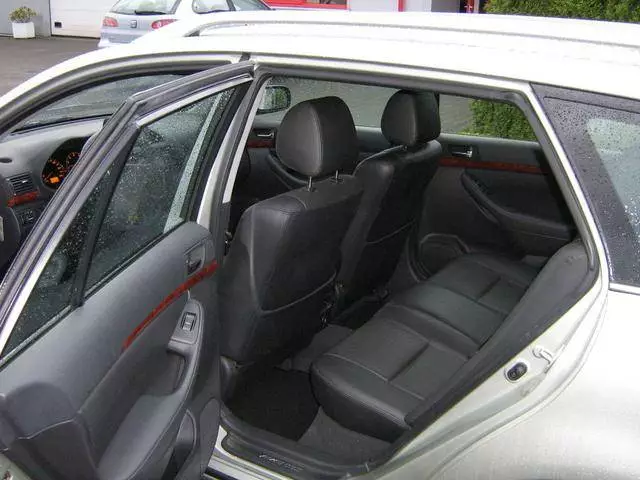 Avensis%20interior%204.webp