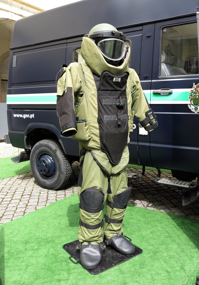 b-protection-explosive-command-wear-protective-clothing-swat-team-blow-up-military-police-603402.jpg