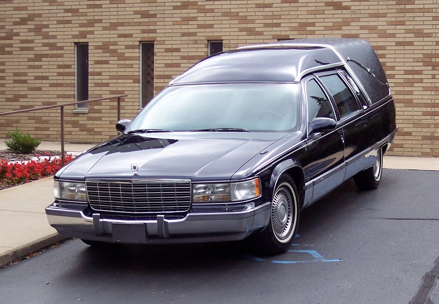 Cadillac_Fleetwood_hearse_1990s.webp
