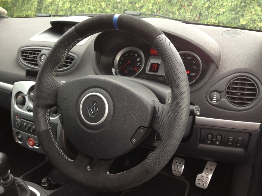 he-sides-black-alcantara-9040-top-bottom-%2B-blue-leather-marker-at-12-oclock-silver-stitchin...webp